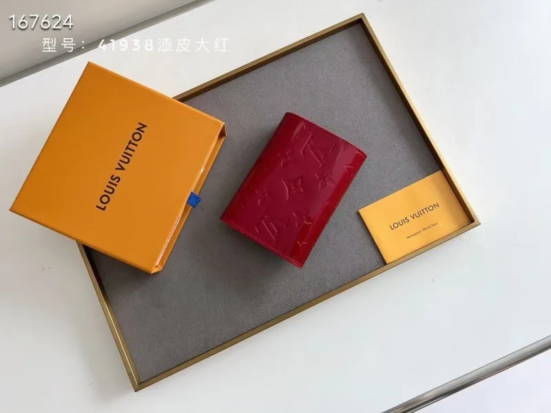 Alternative view of LV Wallets-1167