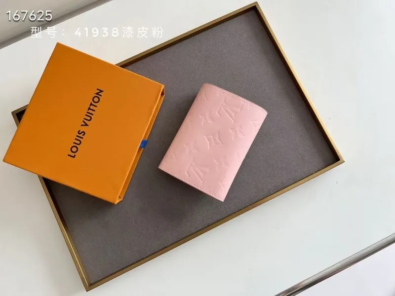 Alternative view of LV Wallets-1168