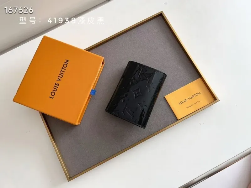 Alternative view of LV Wallets-1169