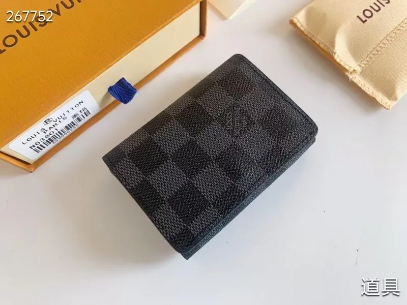 Alternative view of LV Wallets-1172