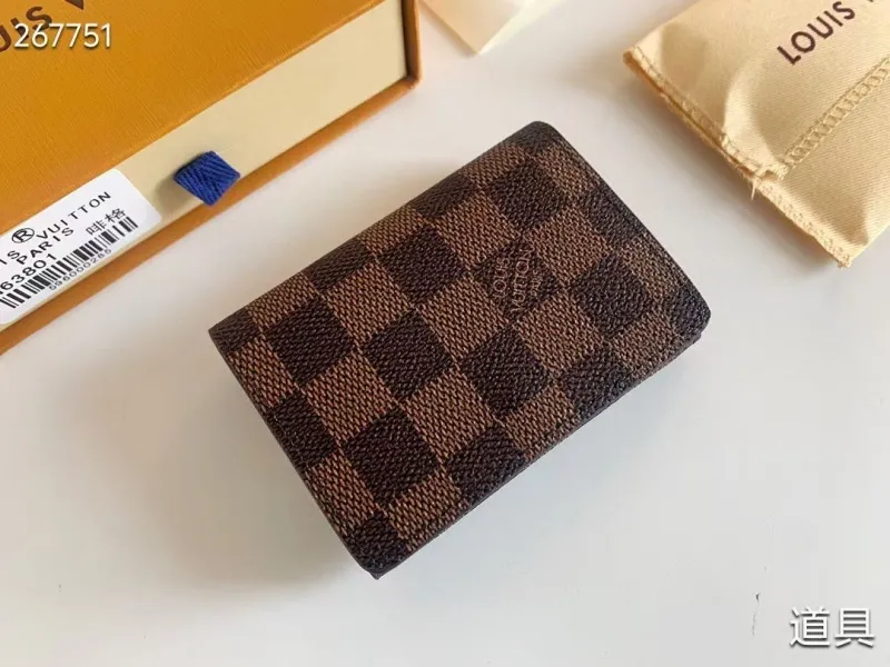 Alternative view of LV Wallets-1173
