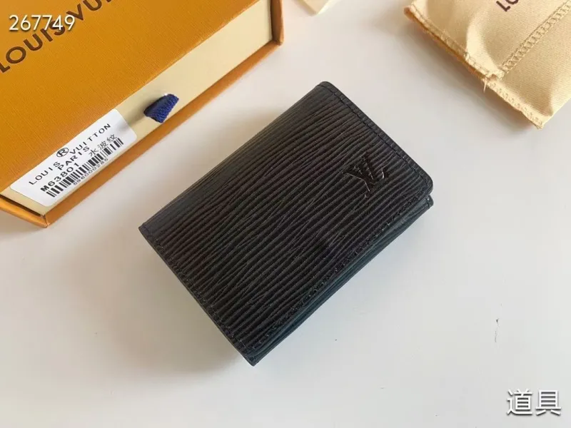 Alternative view of LV Wallets-1175