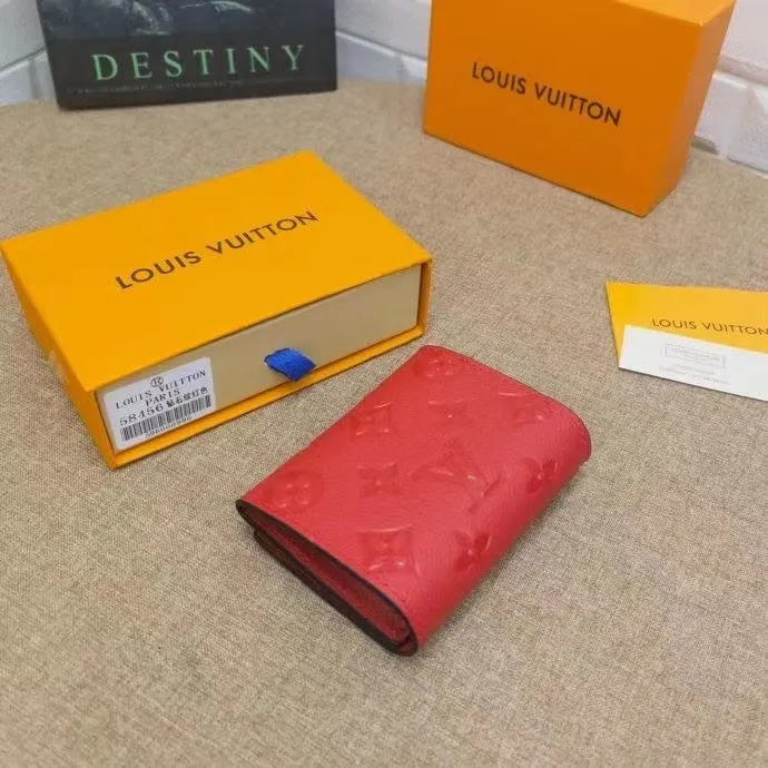 Alternative view of LV Wallets-1176