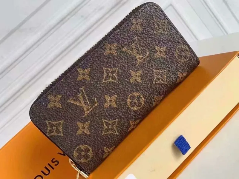 Alternative view of LV Wallets-1178