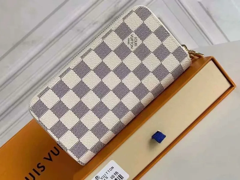 Alternative view of LV Wallets-1179