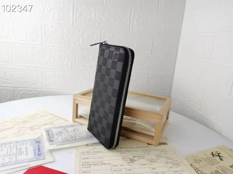 Alternative view of LV Wallets-1184