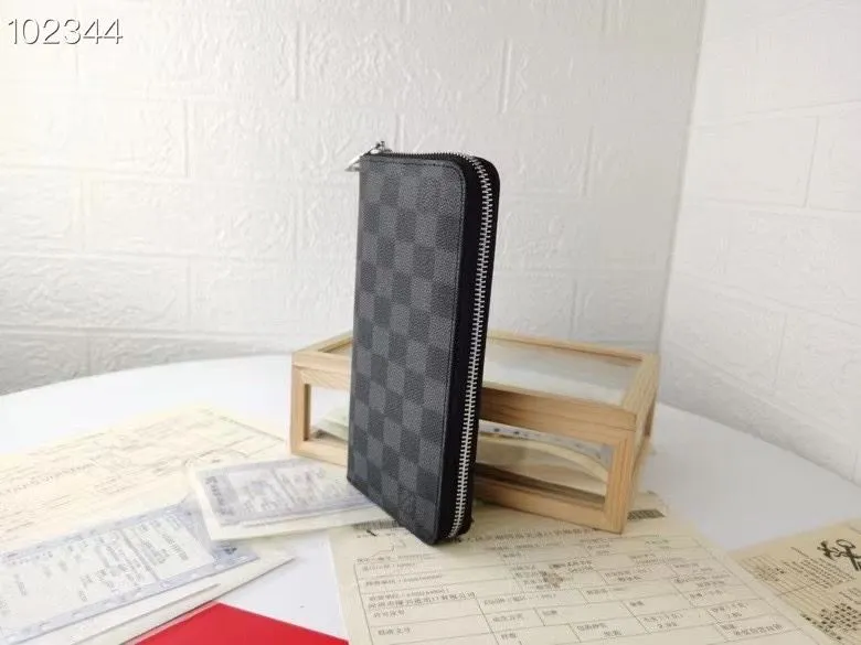 Alternative view of LV Wallets-1187