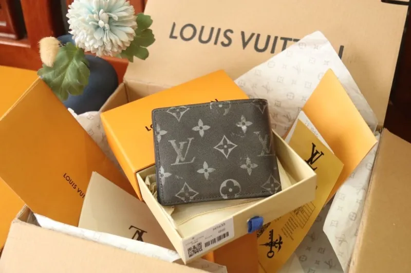 Alternative view of LV Wallets-1203