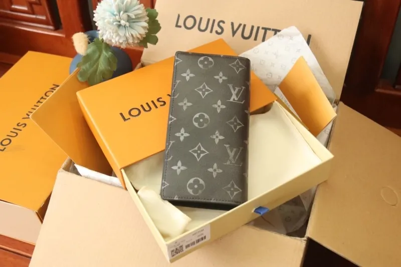 Alternative view of LV Wallets-1204