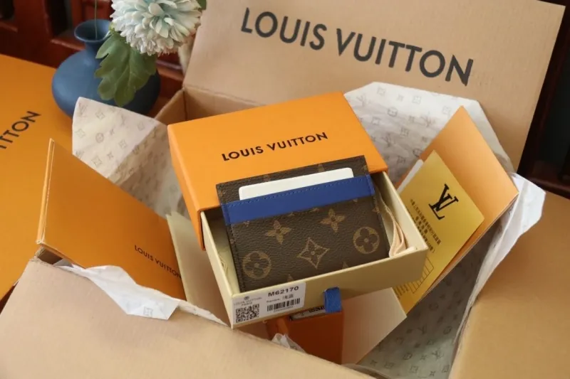 Alternative view of LV Wallets-1216