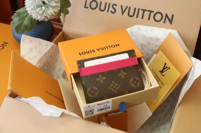 Alternative view of LV Wallets-1217