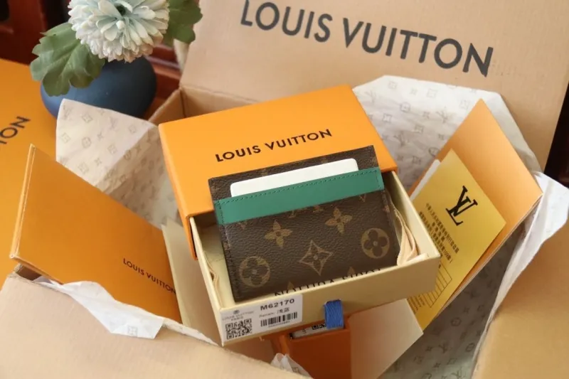 Alternative view of LV Wallets-1218