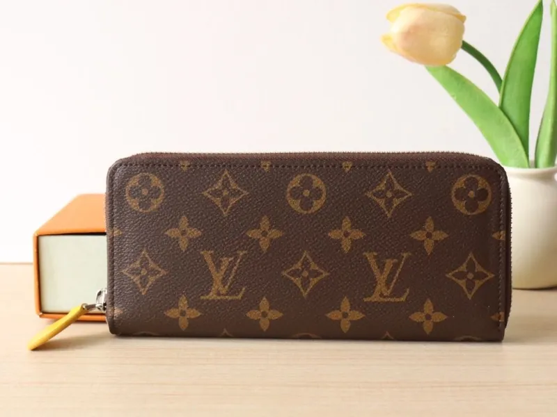 Alternative view of LV Wallets-1222