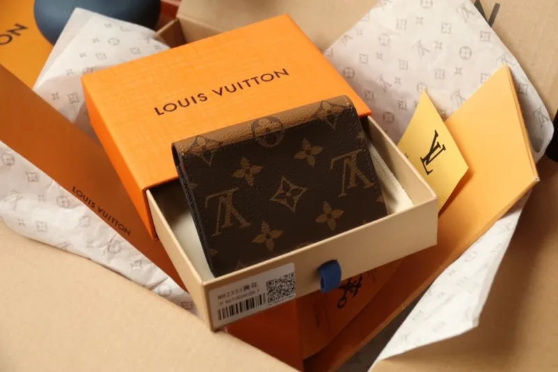 Alternative view of LV Wallets-1227
