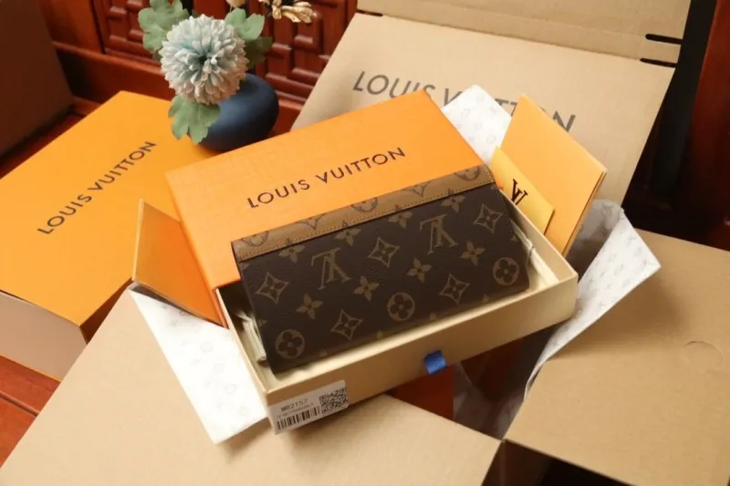 Alternative view of LV Wallets-1230