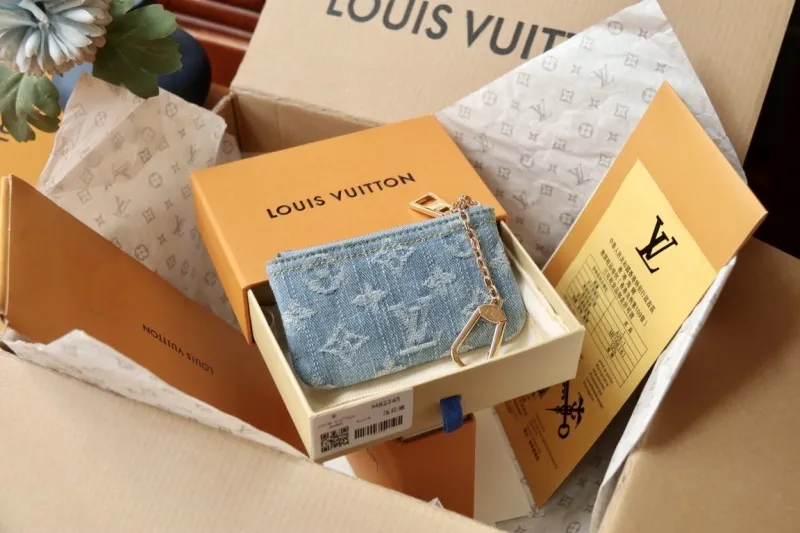 Alternative view of LV Wallets-1232