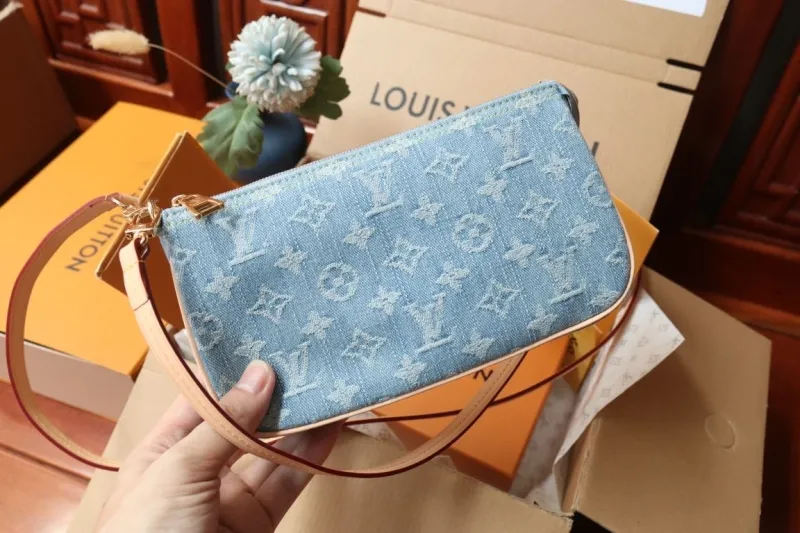 Alternative view of LV Wallets-1233