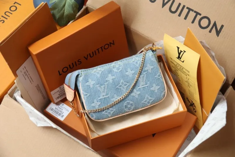 Alternative view of LV Wallets-1234
