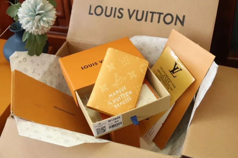 LV Wallets-1237