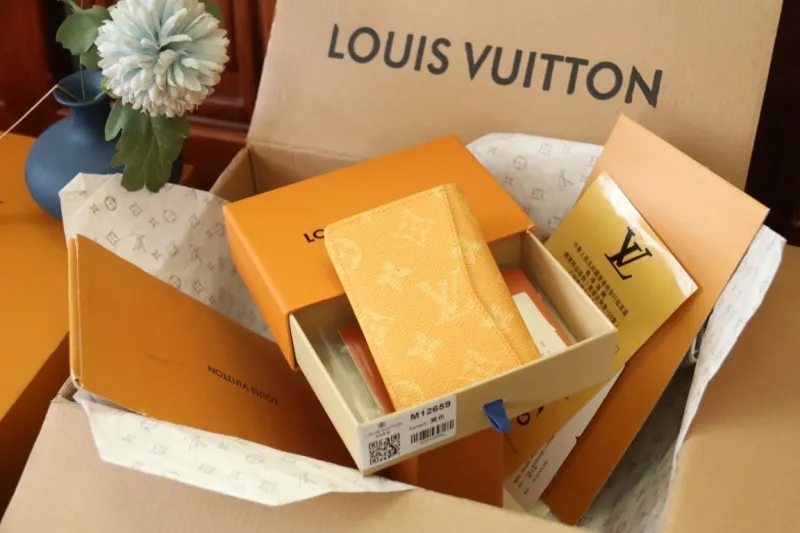 Alternative view of LV Wallets-1237