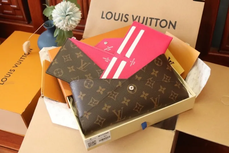 Alternative view of LV Wallets-1246