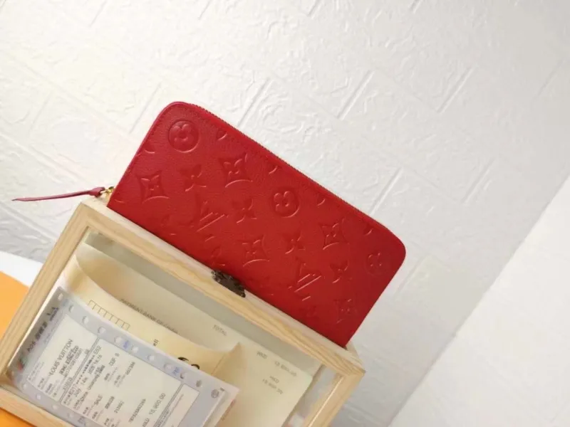 Alternative view of LV Wallets-1259