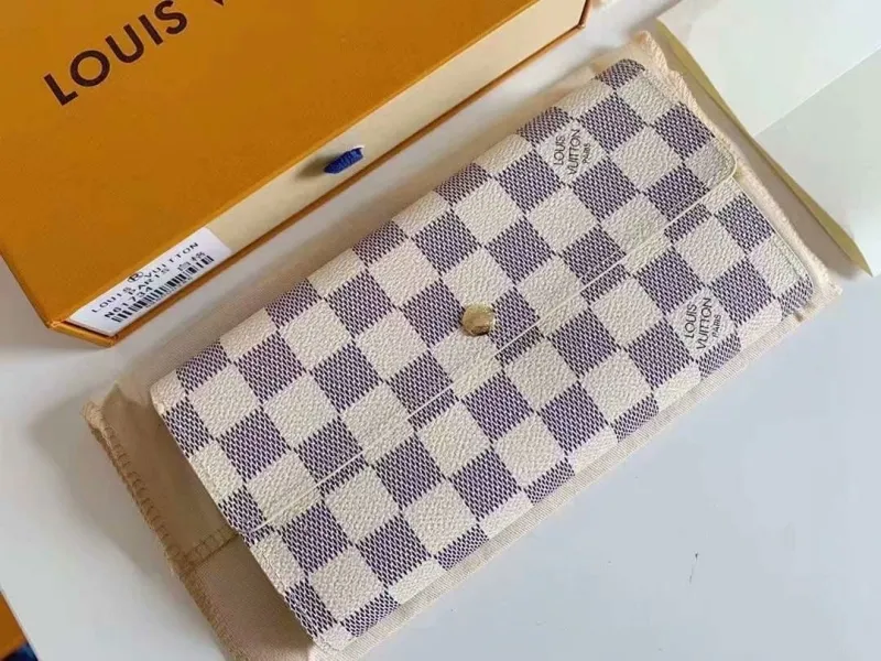 Alternative view of LV Wallets-1297