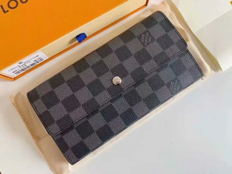 Alternative view of LV Wallets-1298