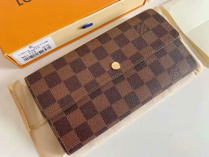Alternative view of LV Wallets-1299