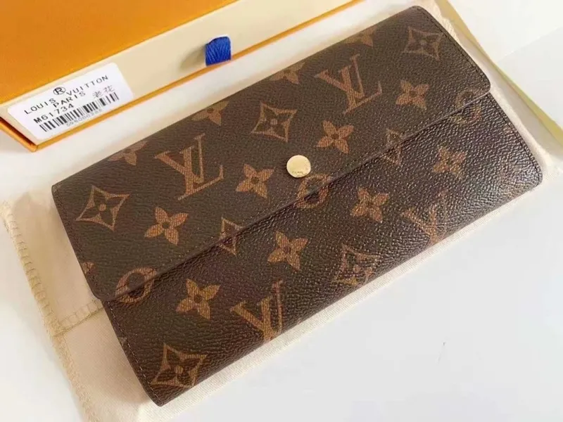 Alternative view of LV Wallets-1300