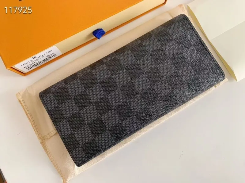 Alternative view of LV Wallets-1303