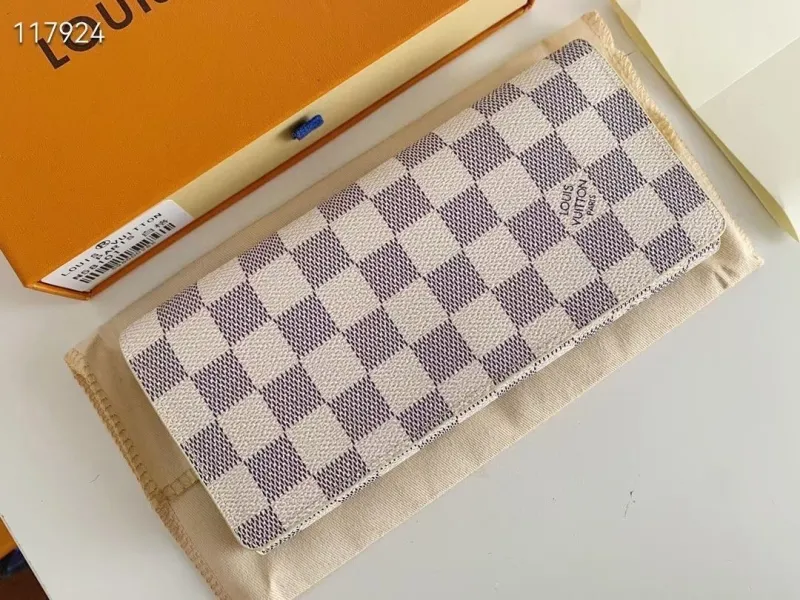 Alternative view of LV Wallets-1304