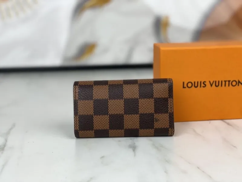 Alternative view of LV Wallets-1313