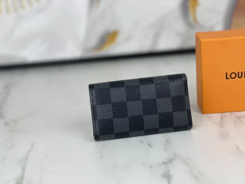 Alternative view of LV Wallets-1314
