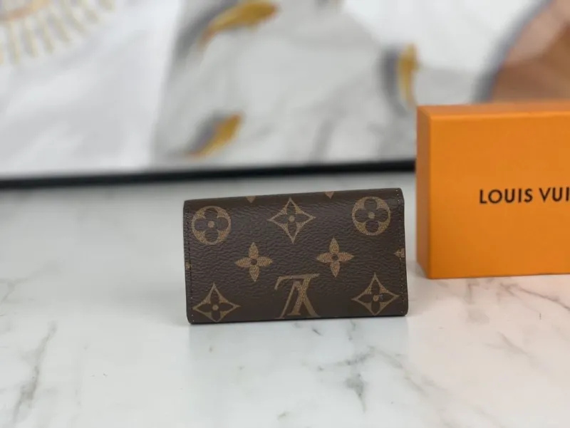 Alternative view of LV Wallets-1315