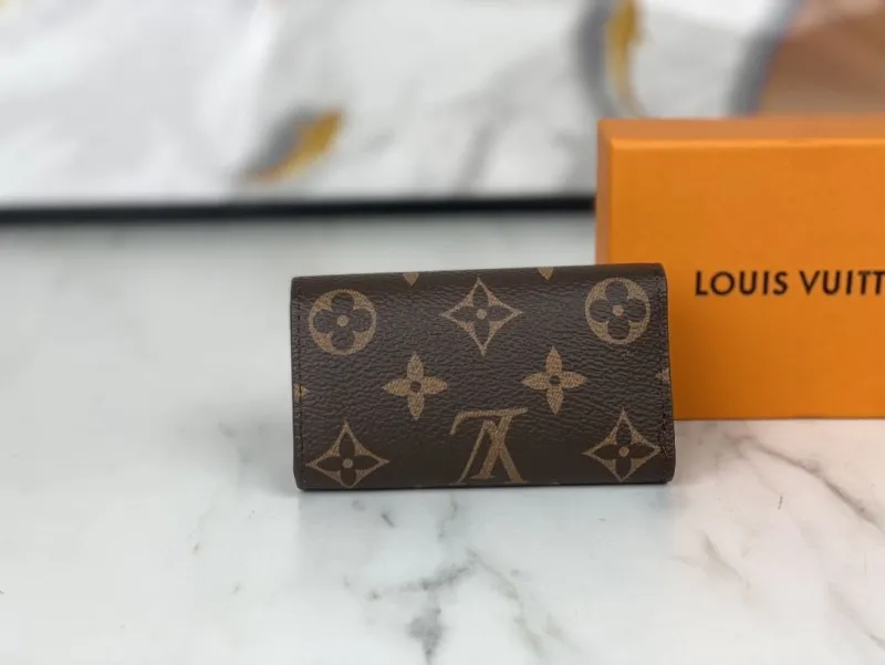 Alternative view of LV Wallets-1316