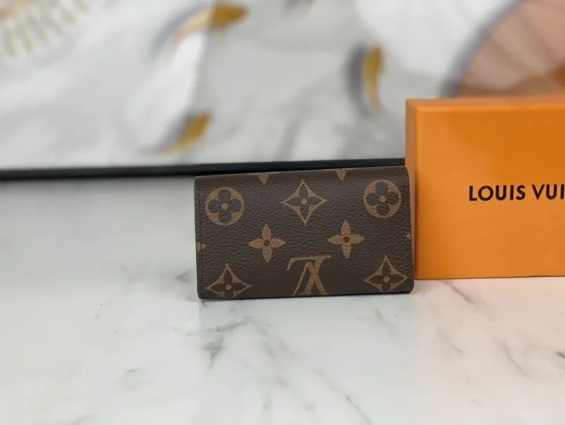 Alternative view of LV Wallets-1319