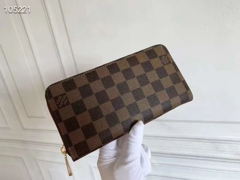 Alternative view of LV Wallets-1322