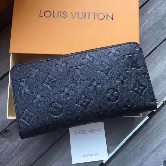 Alternative view of LV Wallets-1330
