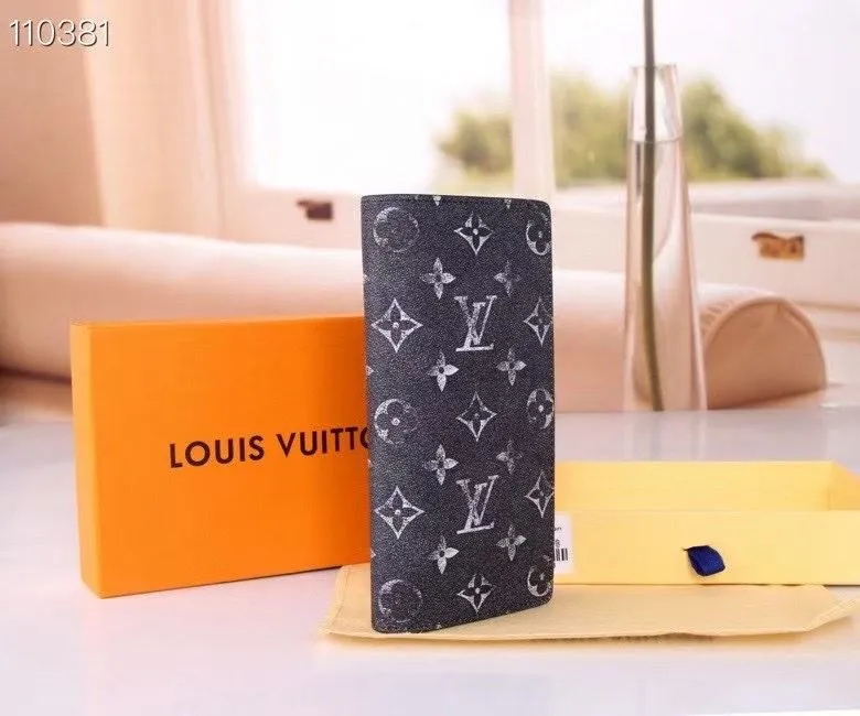Alternative view of LV Wallets-1343