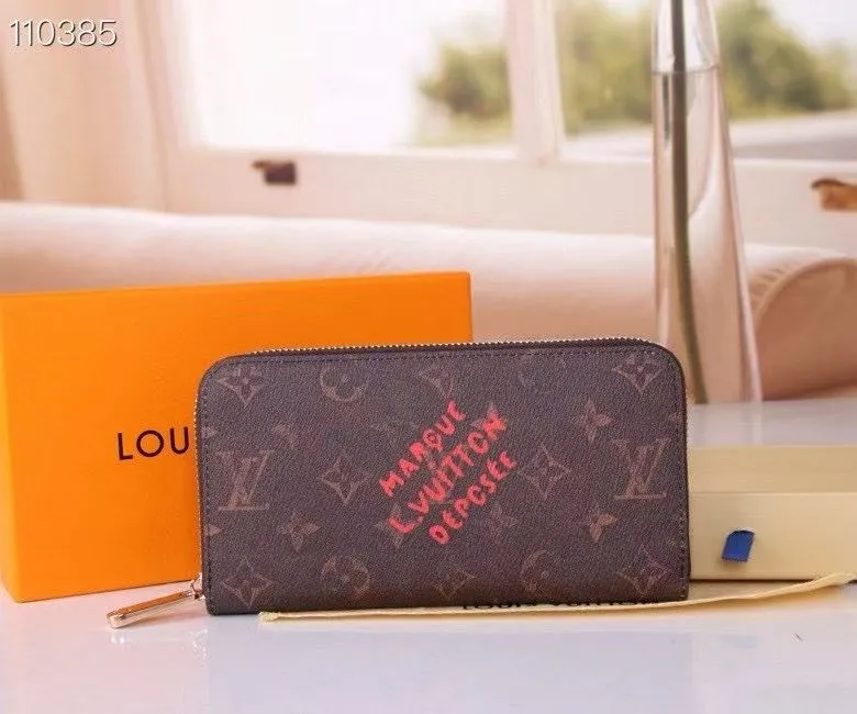 Alternative view of LV Wallets-1348