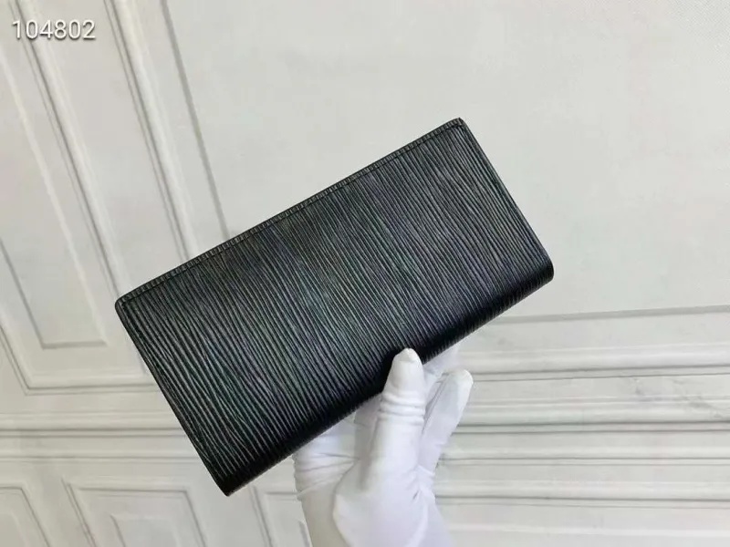 Alternative view of LV Wallets-1351