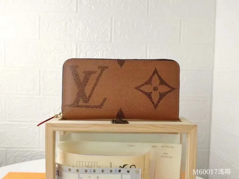 Alternative view of LV Wallets-1352