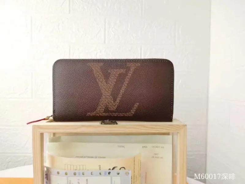 Alternative view of LV Wallets-1353