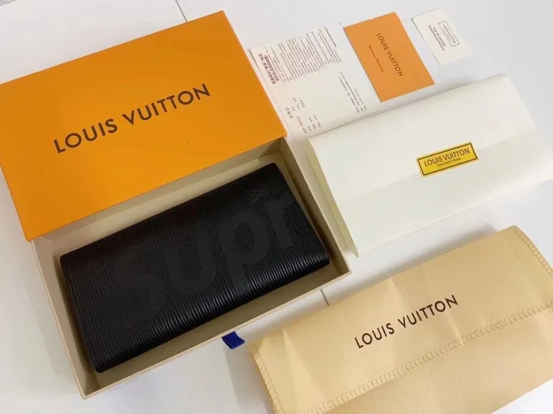 Alternative view of LV Wallets-1356