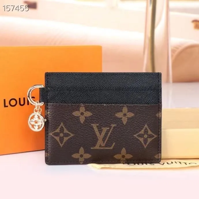 Alternative view of LV Wallets-1367