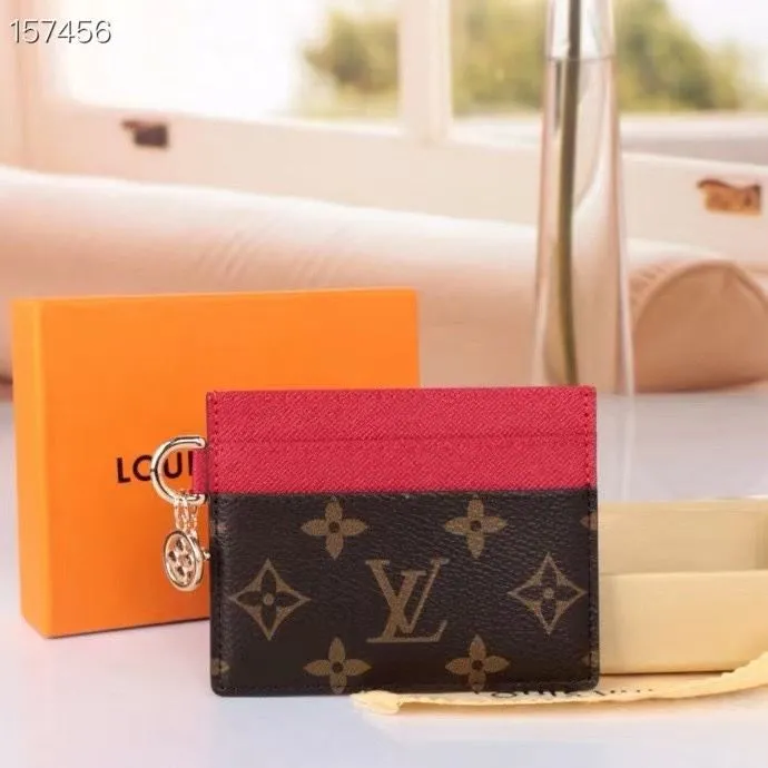 Alternative view of LV Wallets-1368