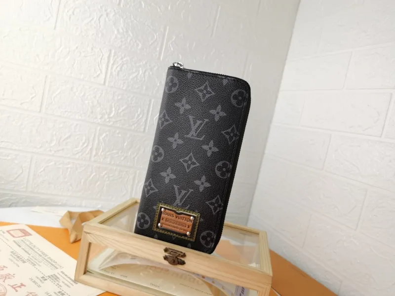 LV Wallets-1376