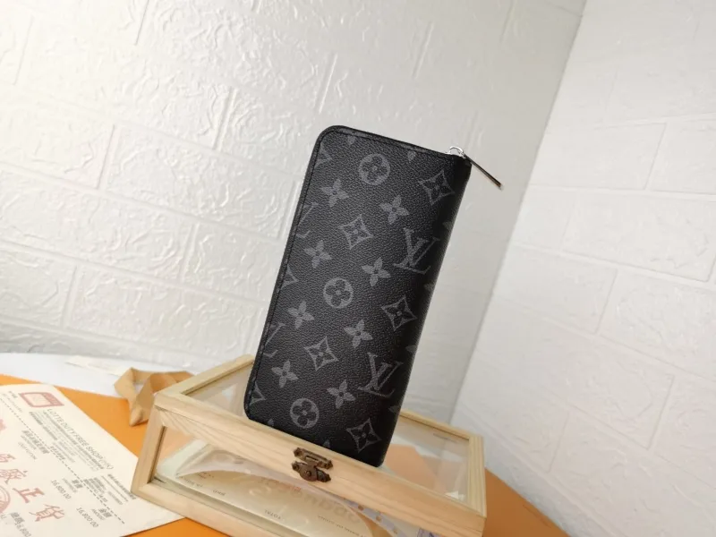 Alternative view of LV Wallets-1376