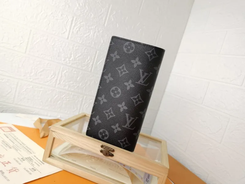 Alternative view of LV Wallets-1377